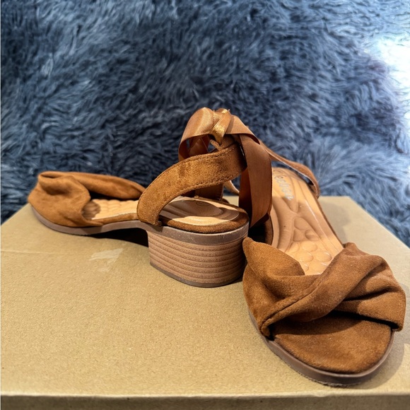 Chic Brown Sandals with Ankle Tie - Picture 2 of 4